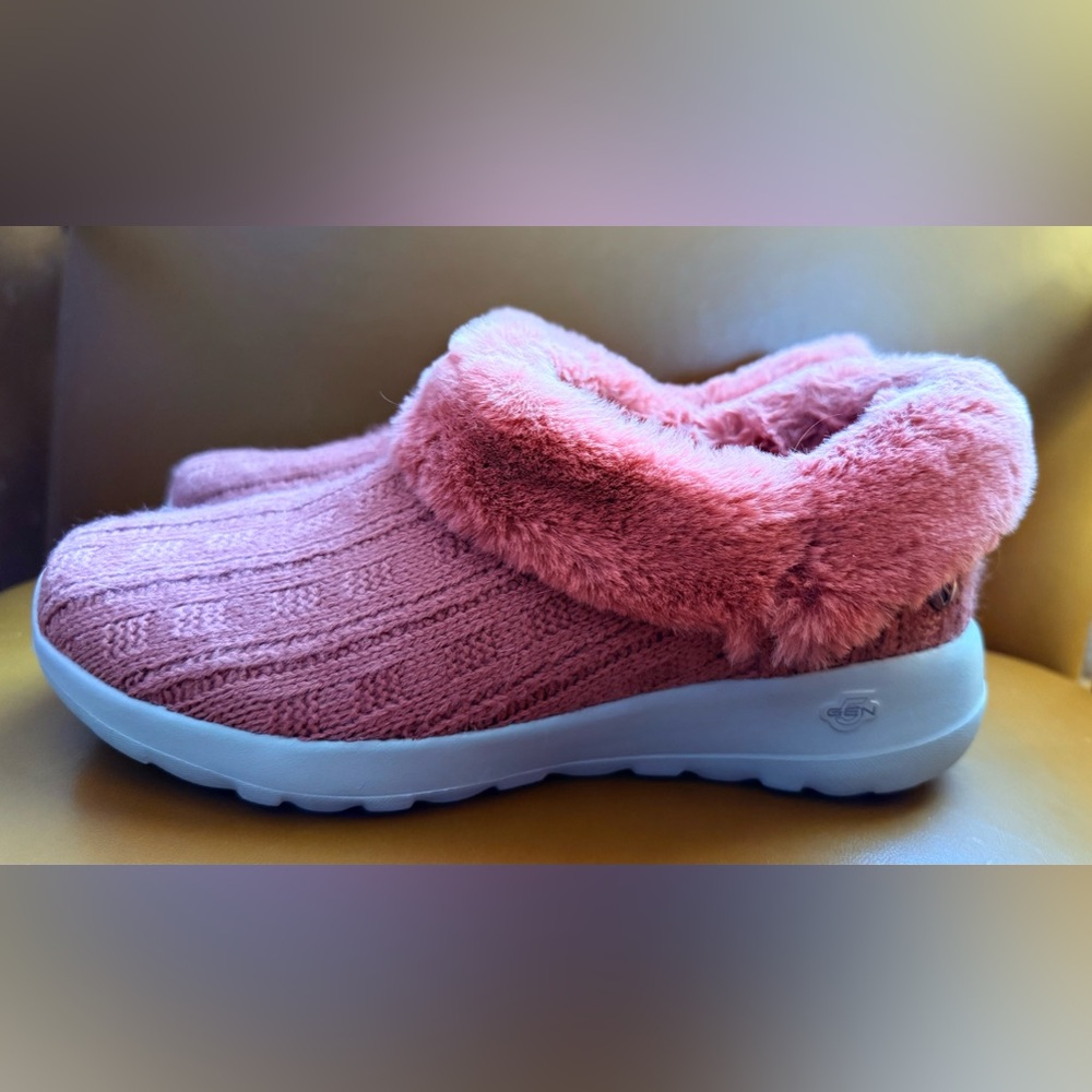 Skechers On The Go Snuggle Ready Slip On Women's Size 7.5 Slipper Rust Color